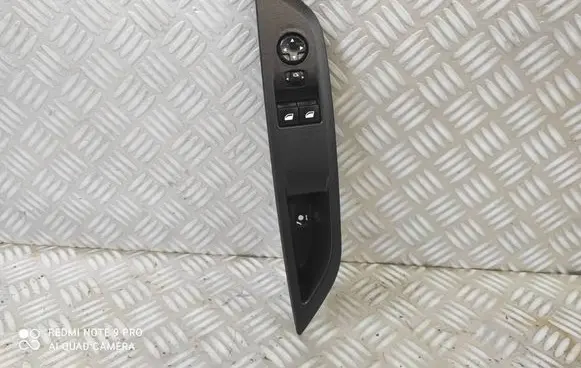 Peugeot 208 Electric window control switch 9824024880
