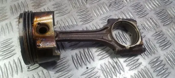 Volkswagen PASSAT B5.5 Piston with connecting rod 06ba