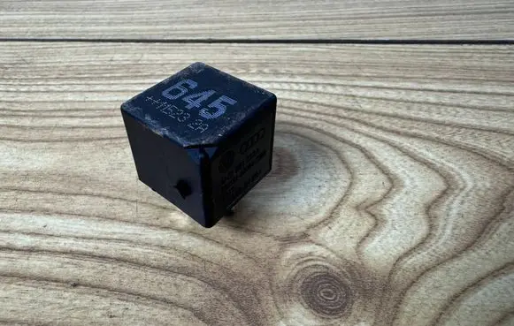 Volkswagen Golf VI Other relay 4H0951253A V23136B06080