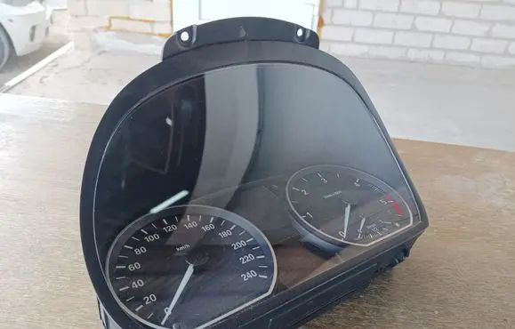 BMW 1 E81 E87 Speedometer (instrument cluster) 1041568 104277503 1530