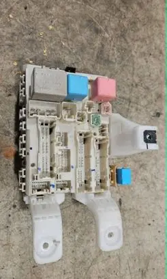 Toyota Prius (NHW20) Fuse module 8273047290 7J101767 9711A