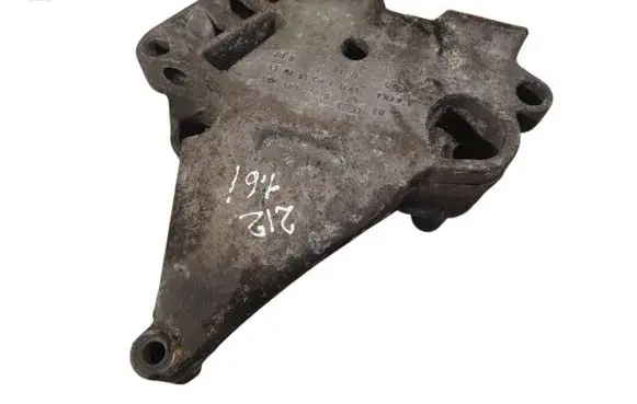 Volkswagen Touran I Engine mounting bracket 06F199207Q
