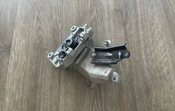 Nissan Micra K14 Engine mount bracket
