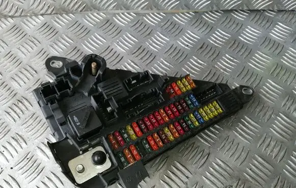 BMW 5 E60 E61 Fuse module 9138830