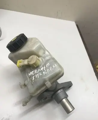 Opel Astra J Brake fluid reservoir 