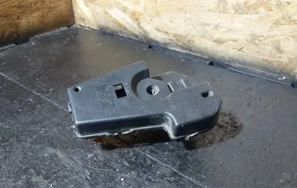 Ford Galaxy Tail light bulb cover holder 7M5945258