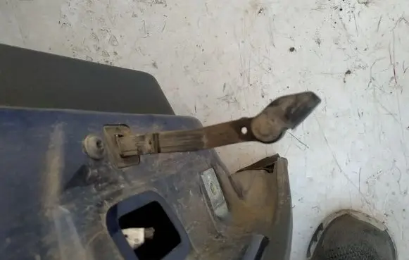 Skoda Octavia Mk2 (1Z) Rear door check strap stopper
