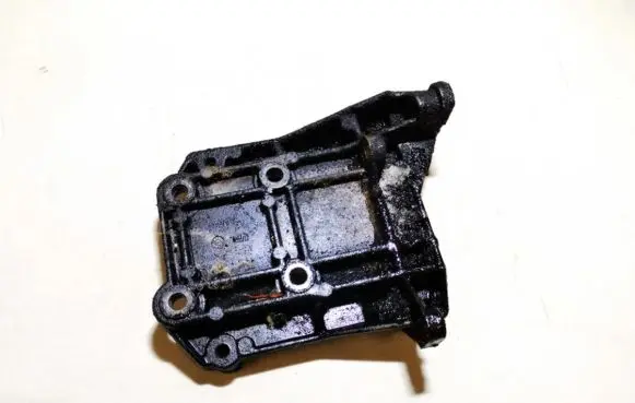 Opel Omega B1 Engine mounting bracket 2245127
