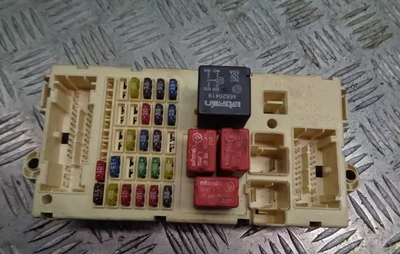 Fiat Stilo Fuse box cover 46750594