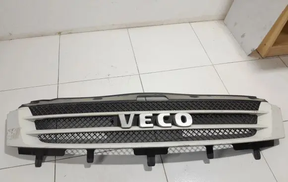 Iveco Daily 35.8 - 9 Front bumper upper radiator grill NOCODE