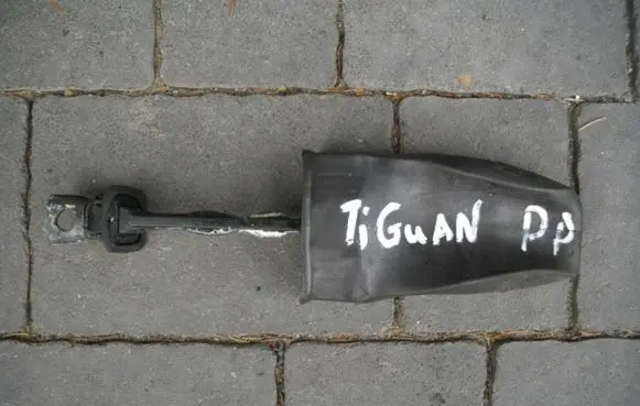 Volkswagen Tiguan Front door check strap stopper 5N0837267