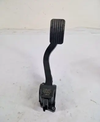 Accelerator throttle pedal
