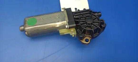 Mercedes-Benz C W204 Seat adjustment motor 820289224 0711 0390203001