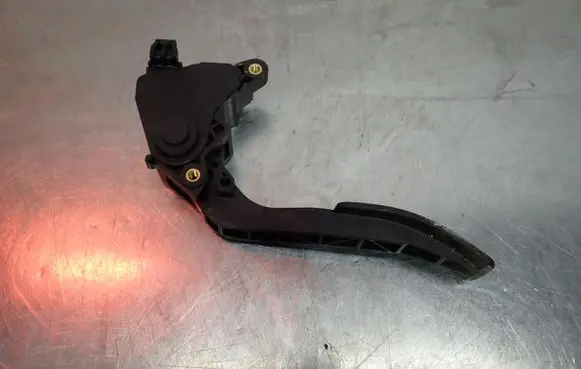 Nissan Juke I F15 Accelerator throttle pedal 18002-1KM0B