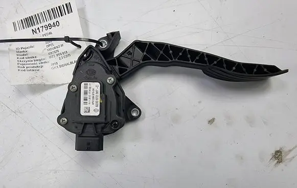 Opel Movano B Accelerator throttle pedal 8200859243