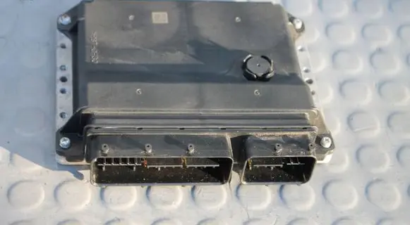 Toyota RAV 4 (XA40) Engine control unit/module 42J60