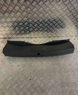 Trunk/boot sill cover protection
