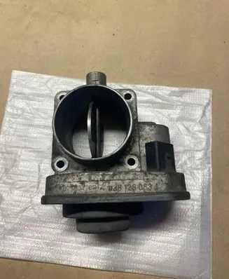 Volkswagen Caddy Throttle valve 038128063J B70310242