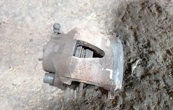 Volkswagen Polo V 6R Front brake caliper
