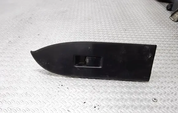 Suzuki Grand Vitara II Electric window control switch 8373765J0