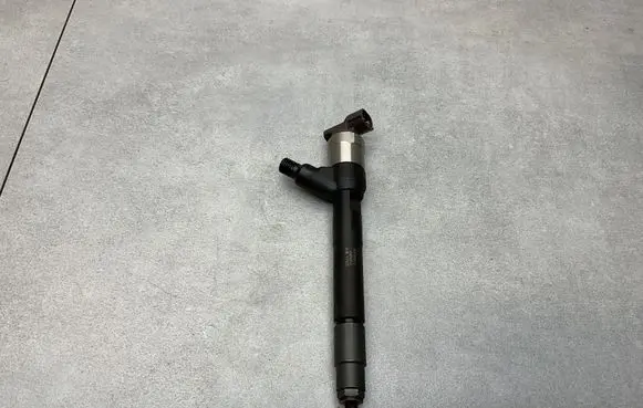Opel Mokka X Fuel injector 55570012