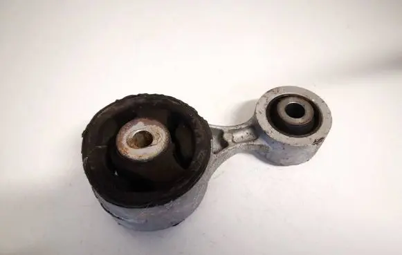 Honda CR-V Engine mount bracket
