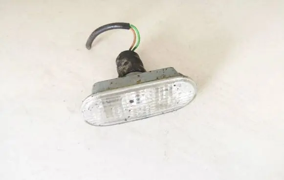 Front fender indicator light