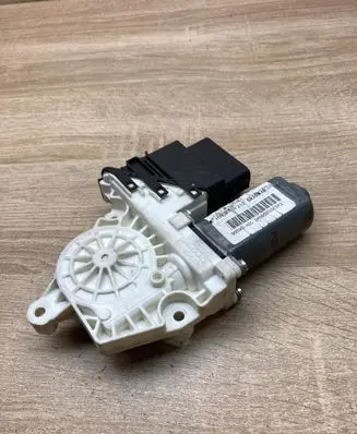 Skoda Octavia Mk2 (1Z) Rear door window regulator motor 5K0959703A 5K0959795