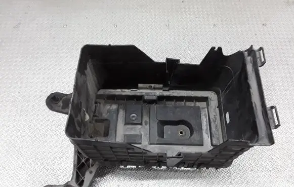 Volkswagen PASSAT B7 Battery tray 1K0915325A