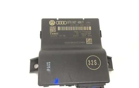 Audi A5 8T 8F Gateway control module 8T0907468F