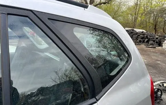 KIA Carens I Rear side window 