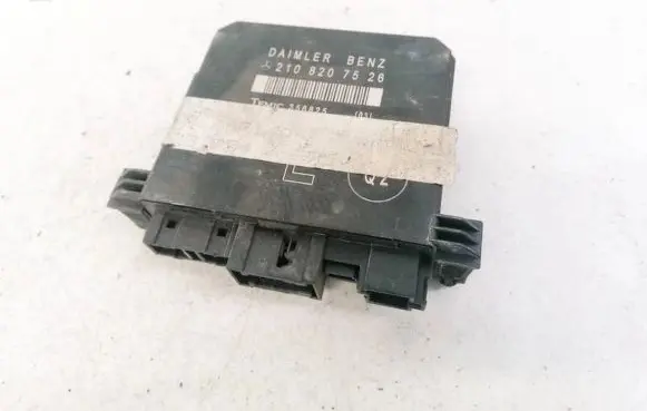 Mercedes-Benz E W210 Door control unit/module 2108207526