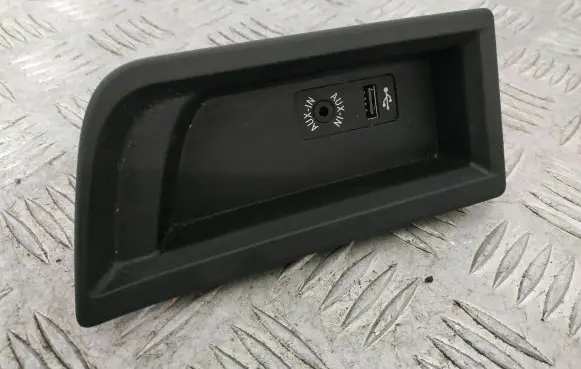 BMW 3 F30 F35 F31 AUX in-socket connector 9207358 51169207358