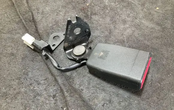 Rear seatbelt buckle