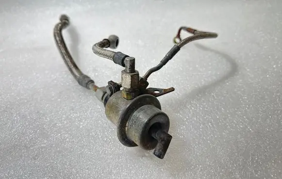 Audi 100 200 5000 C3 Fuel pressure regulator 0438161016 034133534F
