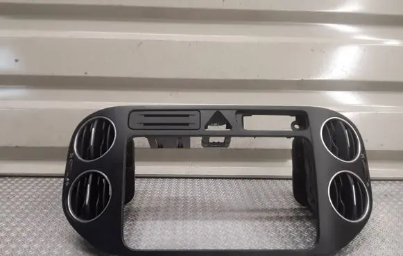 Volkswagen Golf Plus Dash center air vent grill 5M0858071K 5M0919062
