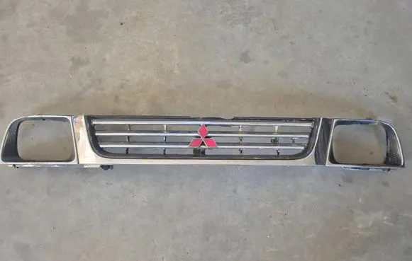 Mitsubishi L200 Front grill