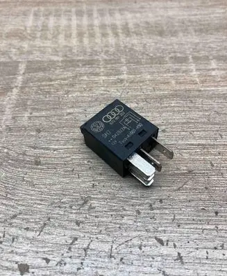 Volkswagen PASSAT B5 Other relay 8Z0951253 SN7