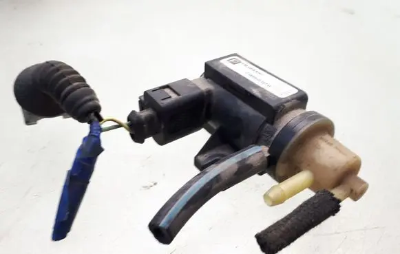 Audi A4 S4 B5 8D Vacuum valve 700868020 70086800