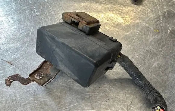Nissan Qashqai Relay mounting block 