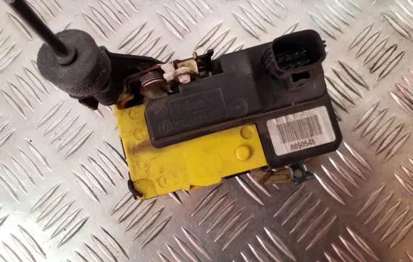 Volvo V70 Front door lock 8650545