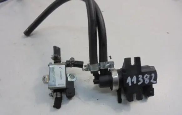 Audi A4 S4 B5 8D Valve vacuum 