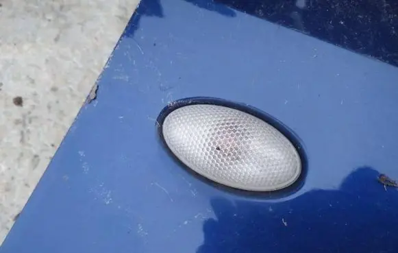 Front fender indicator light