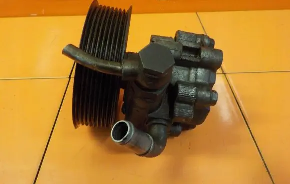 Land Rover Discovery 3 - LR3 Power steering pump V6D 7MB41 QVB500400