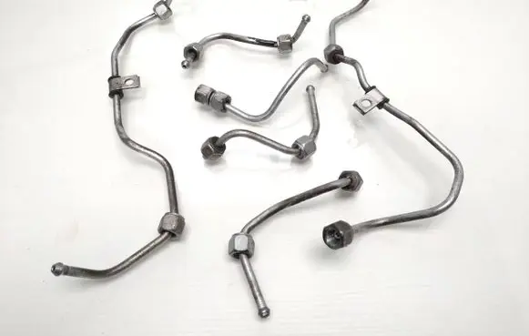 Fuel injector supply line/pipe