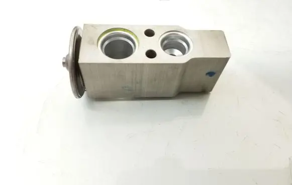 Volvo V70 Air conditioning (A/C) expansion valve 31101177 5037141332 28307
