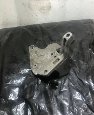 Citroen C4 I Engine mounting bracket 25365224