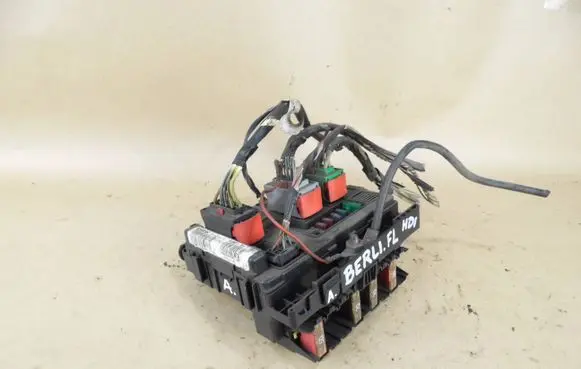 Citroen Berlingo Fuse module 9643498980 1118470002E