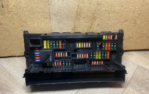 BMW 5 F10 F11 Fuse module 9234421 923442101