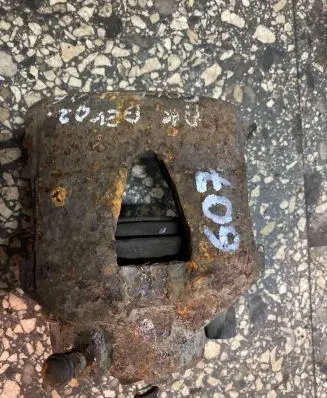Volkswagen Golf IV Front brake caliper